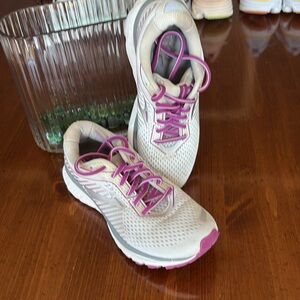 Brooks ghost size 7, women’s running shoes